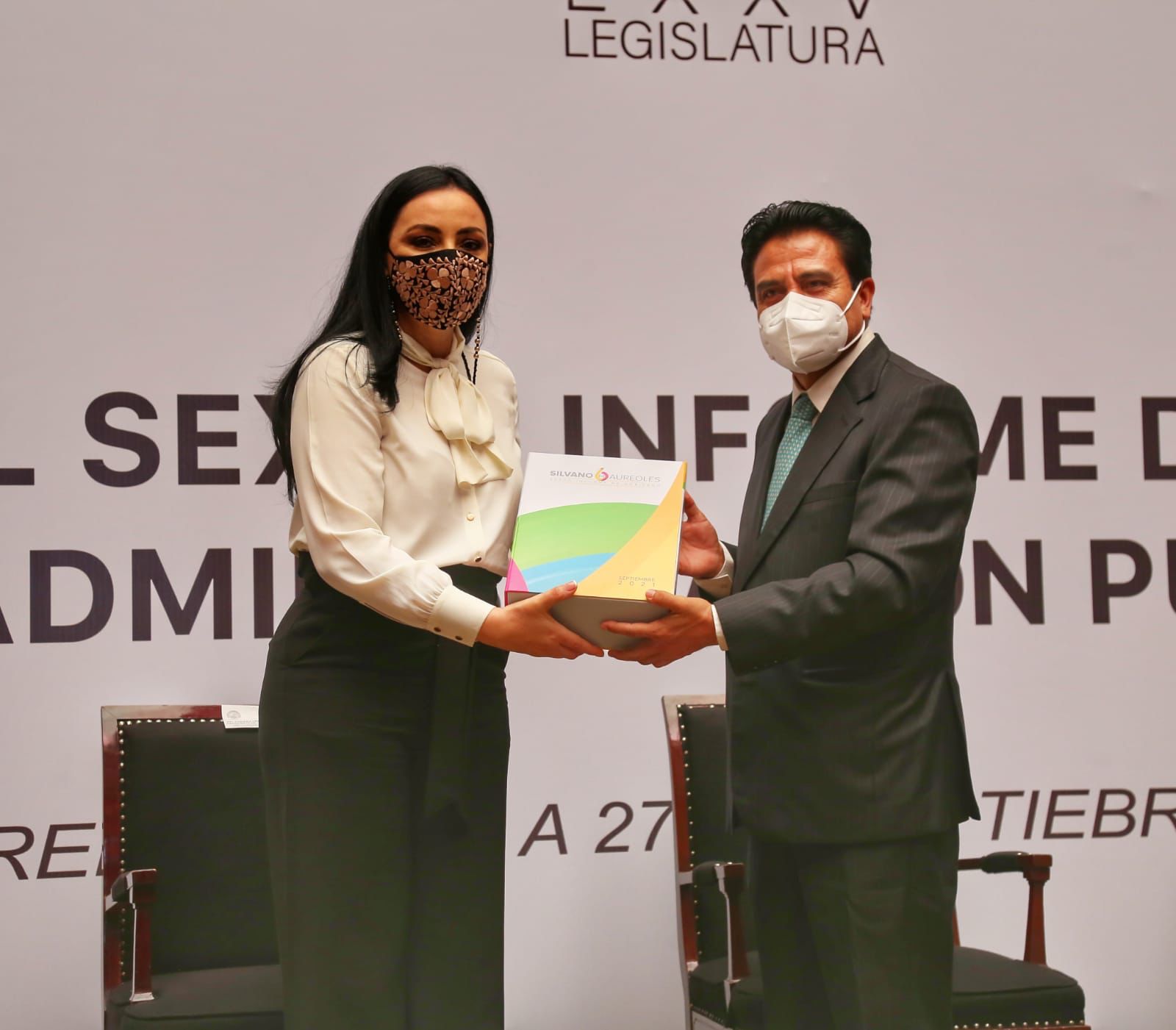 La presidenta de la mesa directiva del congreso, Adriana Hernández, recibió el paquete que contenía el Sexto Informe del gobernador, Silvano Aureoles.