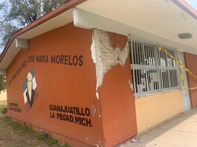 Ahí se observa, el daño que sufrió el aula educativa, la cual ya esta inabilitada.