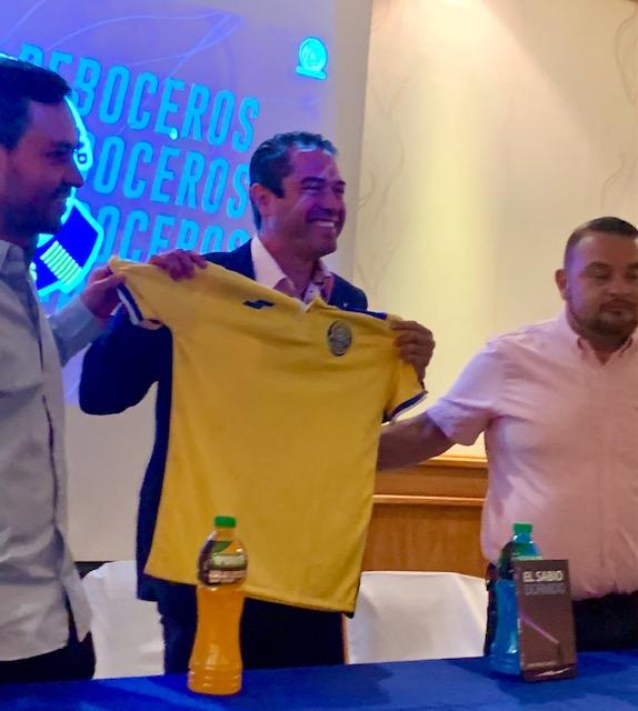 Juan Pablo García, luce la camiseta del equipo Reboceros de La Piedad.