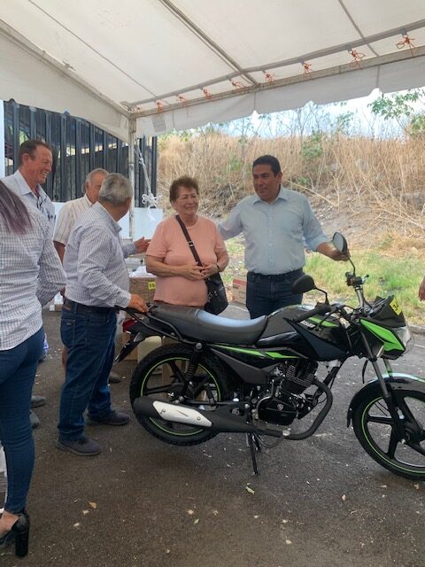 El premio ganador del la moticicleta , lo recibió esta señora de manos del alcalde Samuel Hidalgo y el director de SAPAS, Jorge Rubio.
