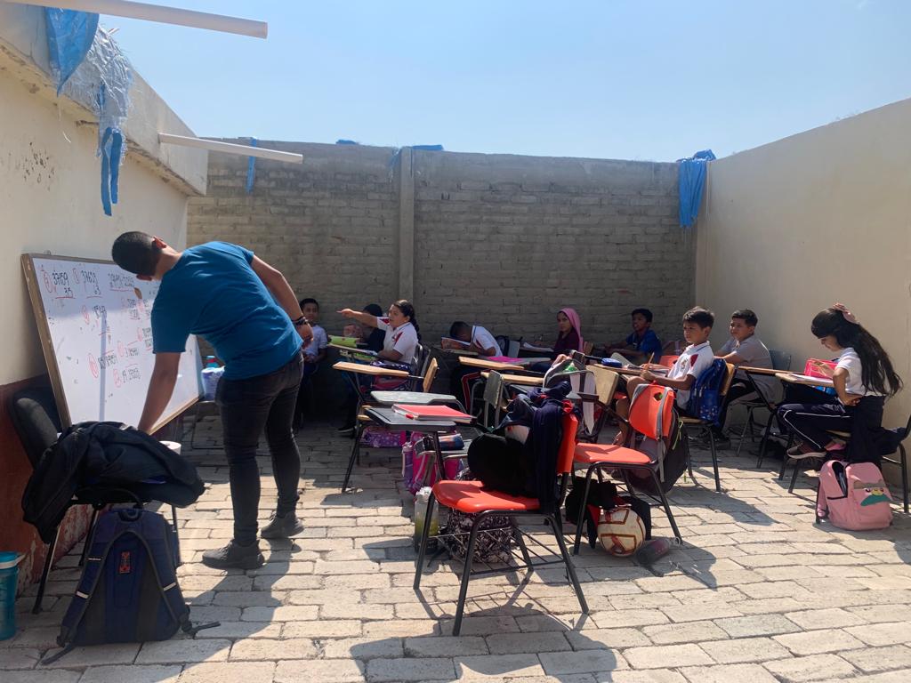Otro grupo toma clases en esta aula habilitada por los padres de familia, sin techo.